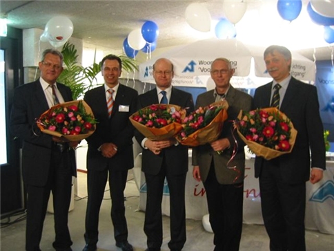 Het oude College van B&W van Voorhout werd door directeur Schrader van Woonstichting Vooruitgang bedankt voor de inspanningen bij de realisatie van het centrum.